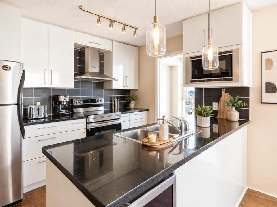 Spacious 3BR in Crosstown Steps to Gastown Chinatown and Seawall Apartment in Vancouver