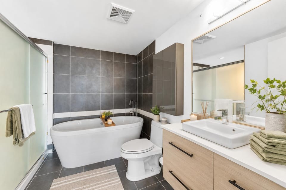 Spacious 3BR in Crosstown Steps to Gastown Chinatown and Seawall Apartment in Vancouver