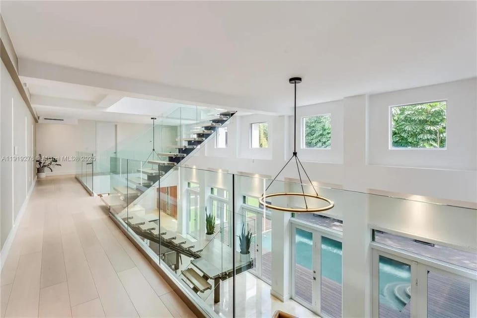 Villa Roxi, Chic 5BR Hideaway with Pool in Coconut Grove Villa in Coconut Grove