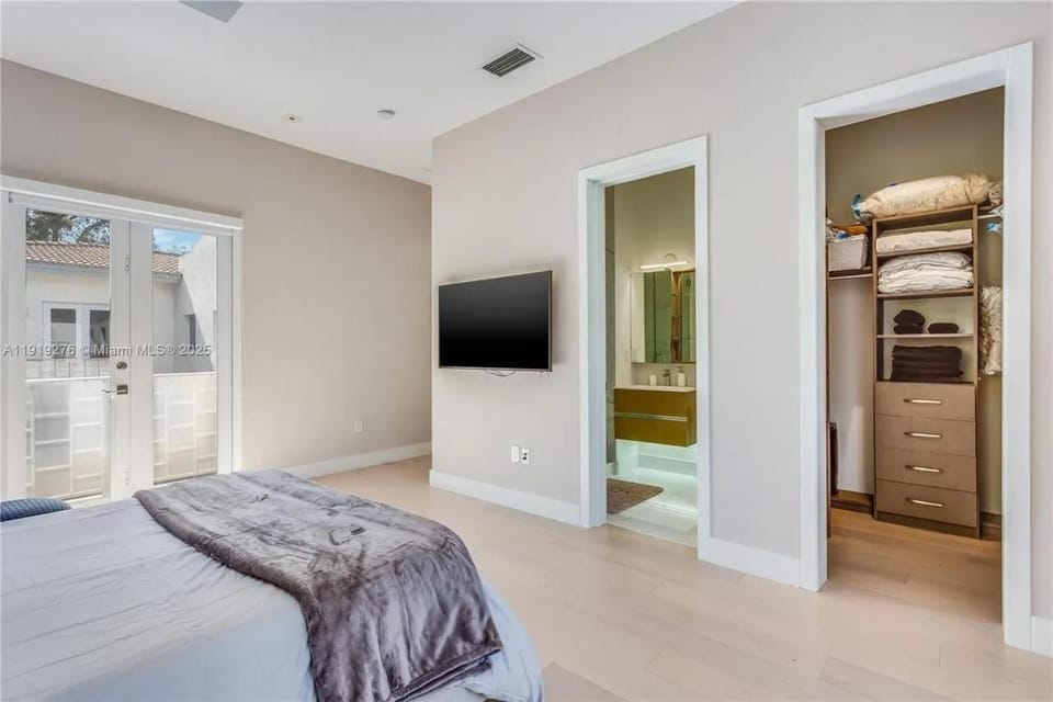 Villa Roxi, Chic 5BR Hideaway with Pool in Coconut Grove Villa in Coconut Grove