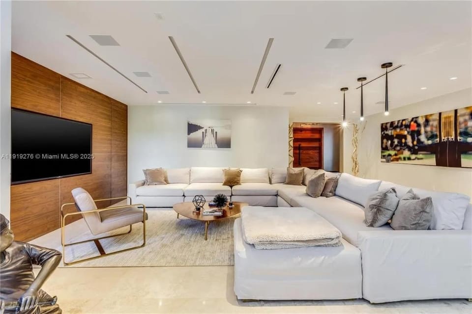 Villa Roxi, Chic 5BR Hideaway with Pool in Coconut Grove Villa in Coconut Grove