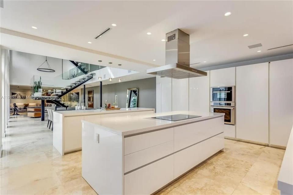 Villa Roxi, Chic 5BR Hideaway with Pool in Coconut Grove Villa in Coconut Grove