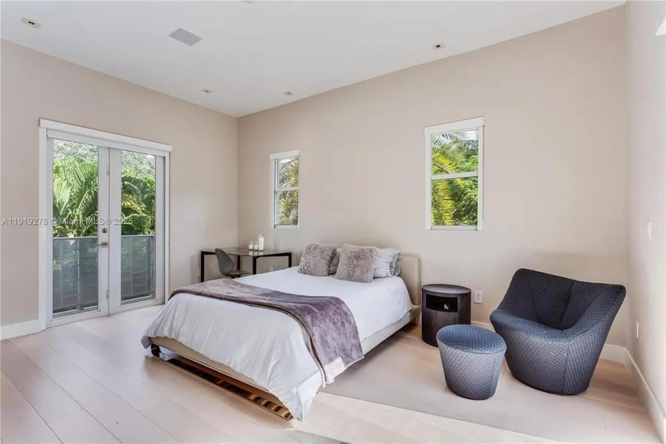 Villa Roxi, Chic 5BR Hideaway with Pool in Coconut Grove Villa in Coconut Grove