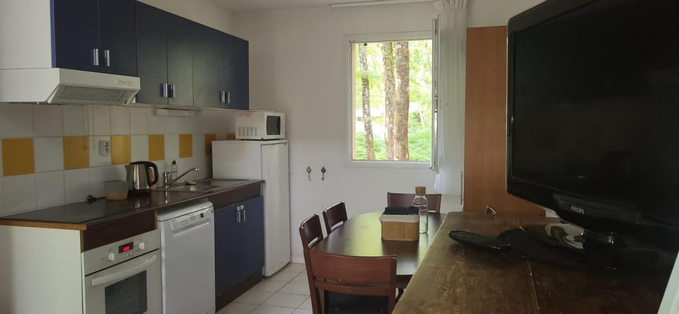 TV and multimedia, Kitchen or kitchenette, Dining area, oven