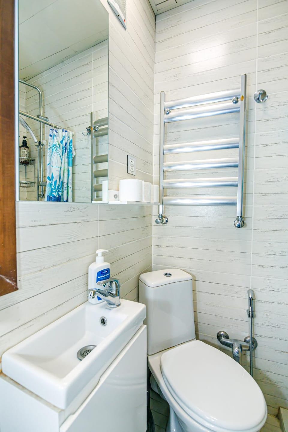 Shower, Toilet, Bathroom, Bath, towels