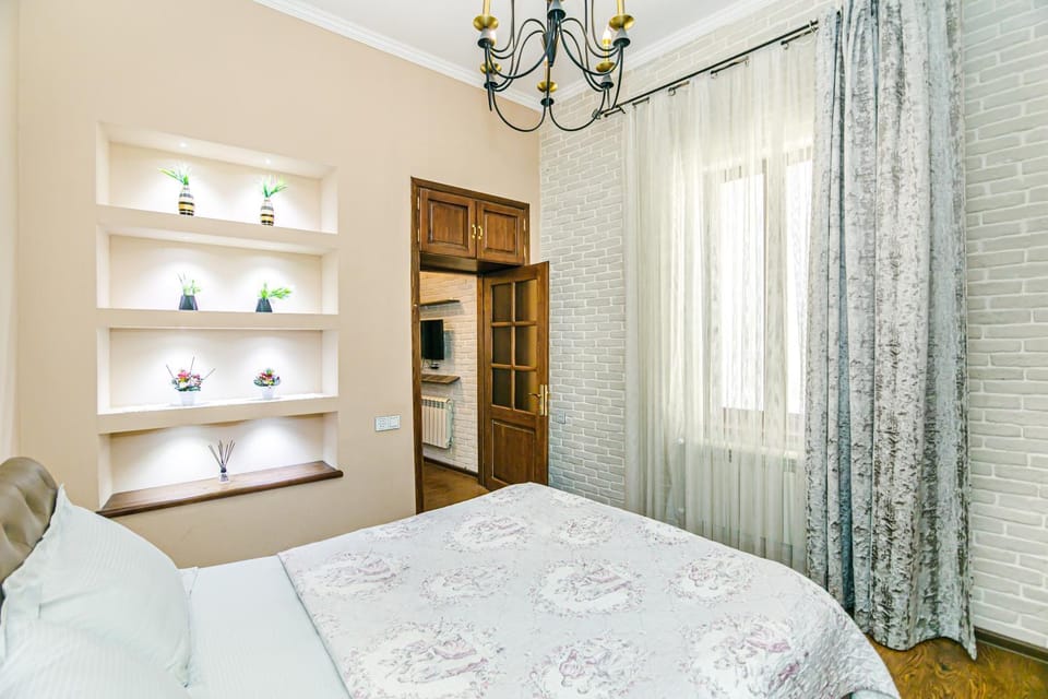 Photo of the whole room, Bedroom, wardrobe