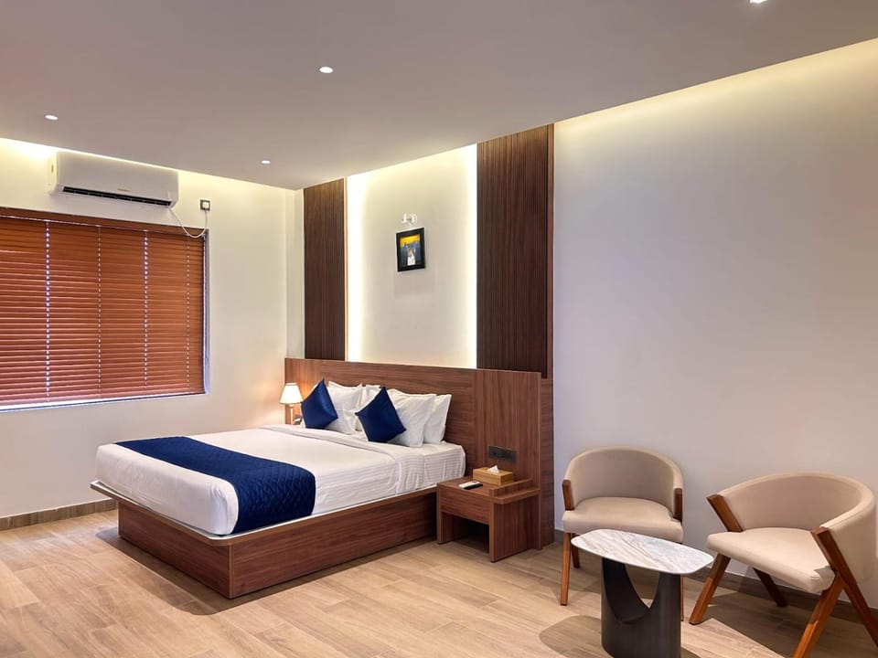 Seating area, Bedroom, air conditioner