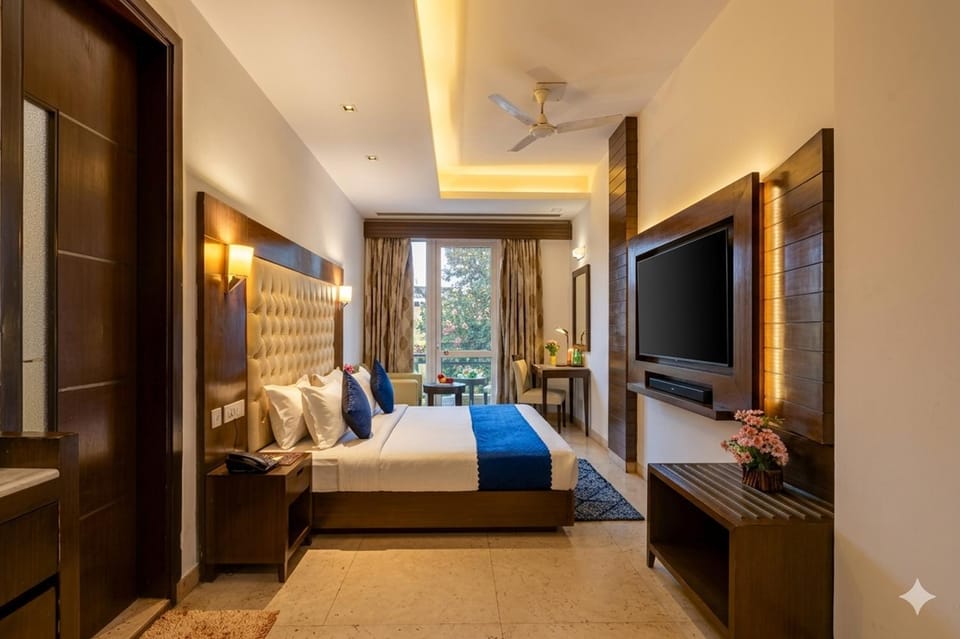 Bed, TV and multimedia, Photo of the whole room, Seating area, Bedroom
