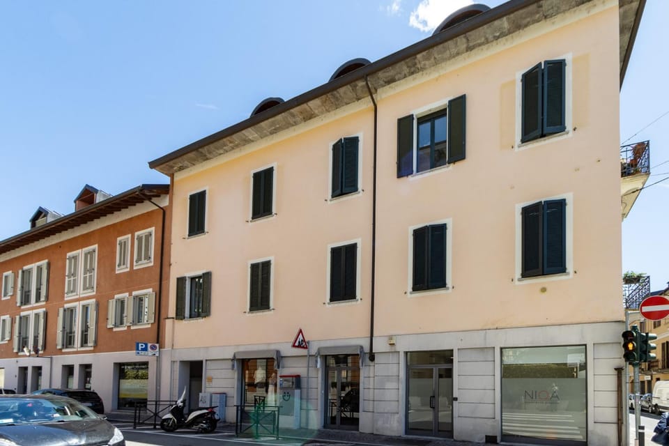 Property building, Day, Neighbourhood, Street view, Parking