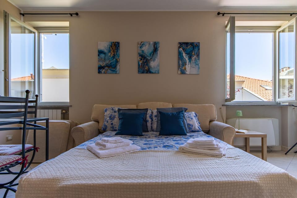 Bed, Living room, Photo of the whole room