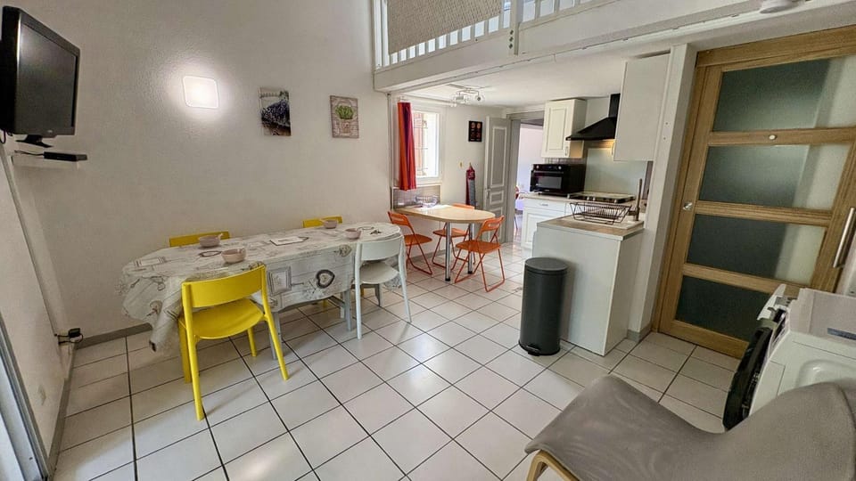 Pavillon avec grande terrasse, climatisation et piscine collective GN100-010 Apartment in Gruissan