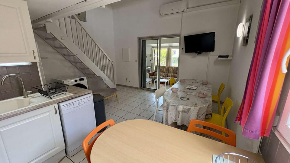 Pavillon avec grande terrasse, climatisation et piscine collective GN100-010 Apartment in Gruissan
