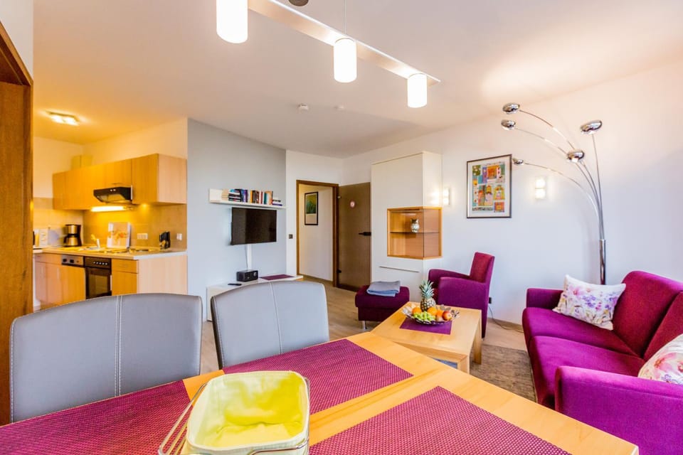 TV and multimedia, Kitchen or kitchenette, Seating area, Dining area, oven