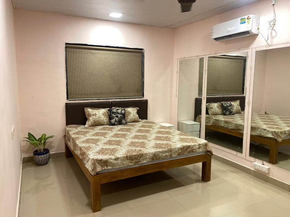 Sunny 2 Bedroom Villa with a Big Garden and Pool Villa in Thane