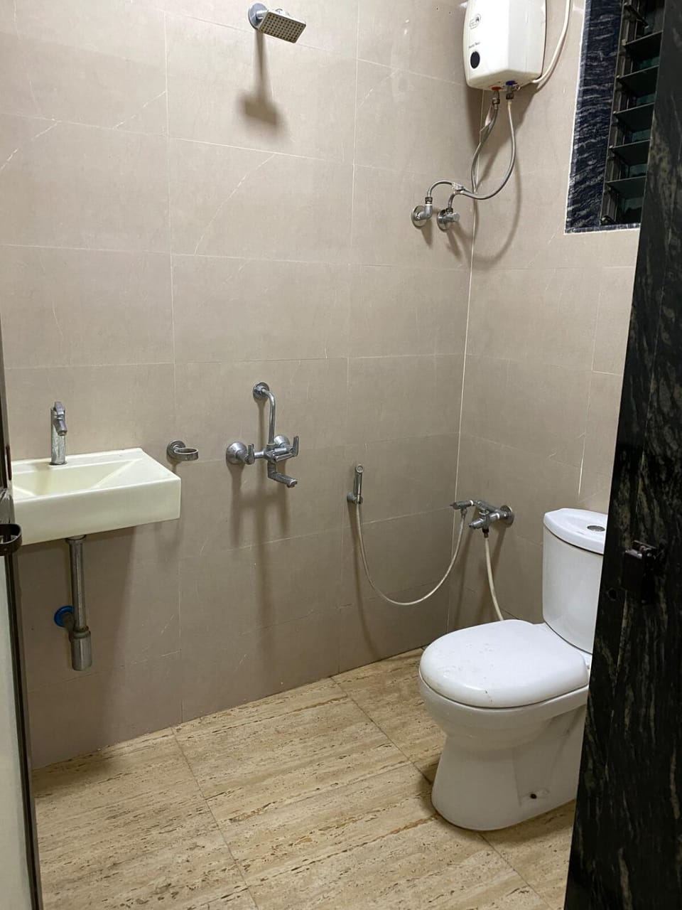 Sunny 2 Bedroom Villa with a Big Garden and Pool Villa in Thane