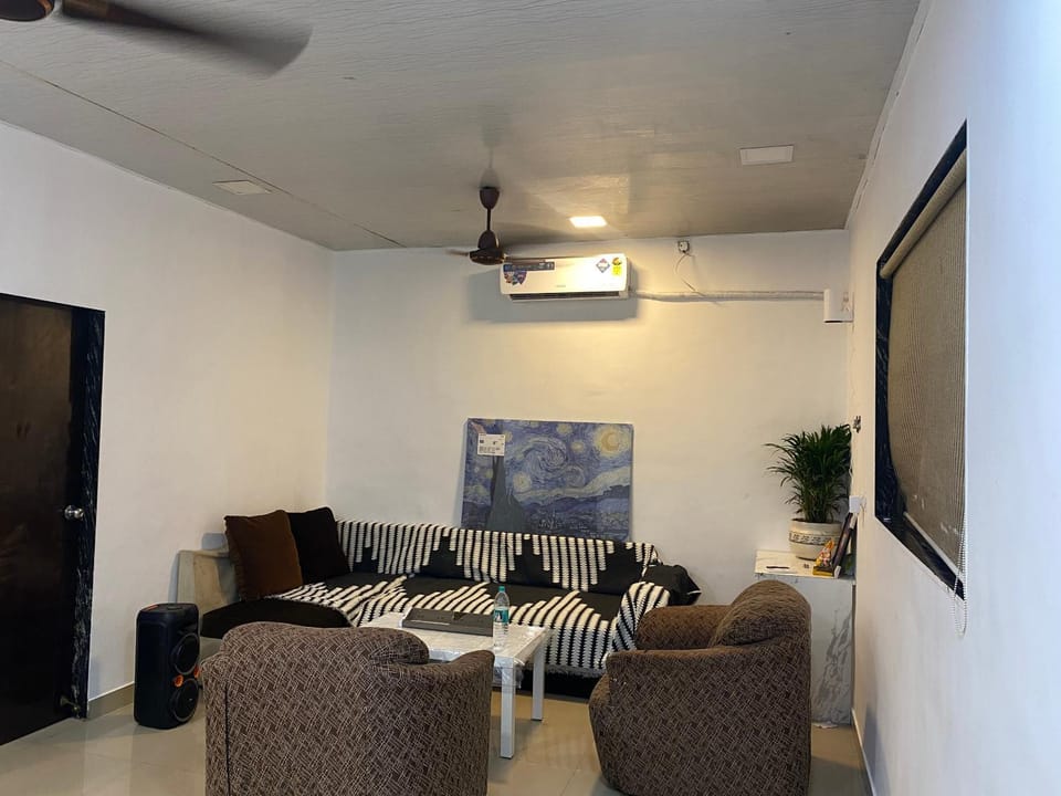 Sunny 2 Bedroom Villa with a Big Garden and Pool Villa in Thane
