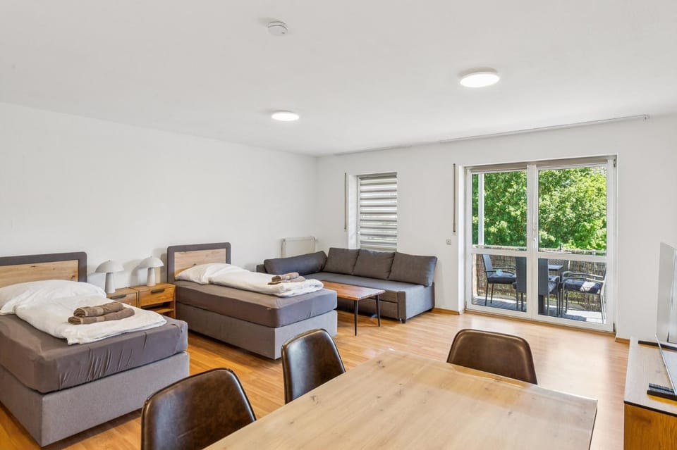 Communal lounge/ TV room, Bed, TV and multimedia, Balcony/Terrace, Seating area, Dining area, Bedroom, Food, Entertainment, towels