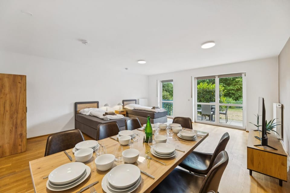 Bed, TV and multimedia, Balcony/Terrace, Balcony/Terrace, Dining area, Bedroom, Food, towels, wardrobe