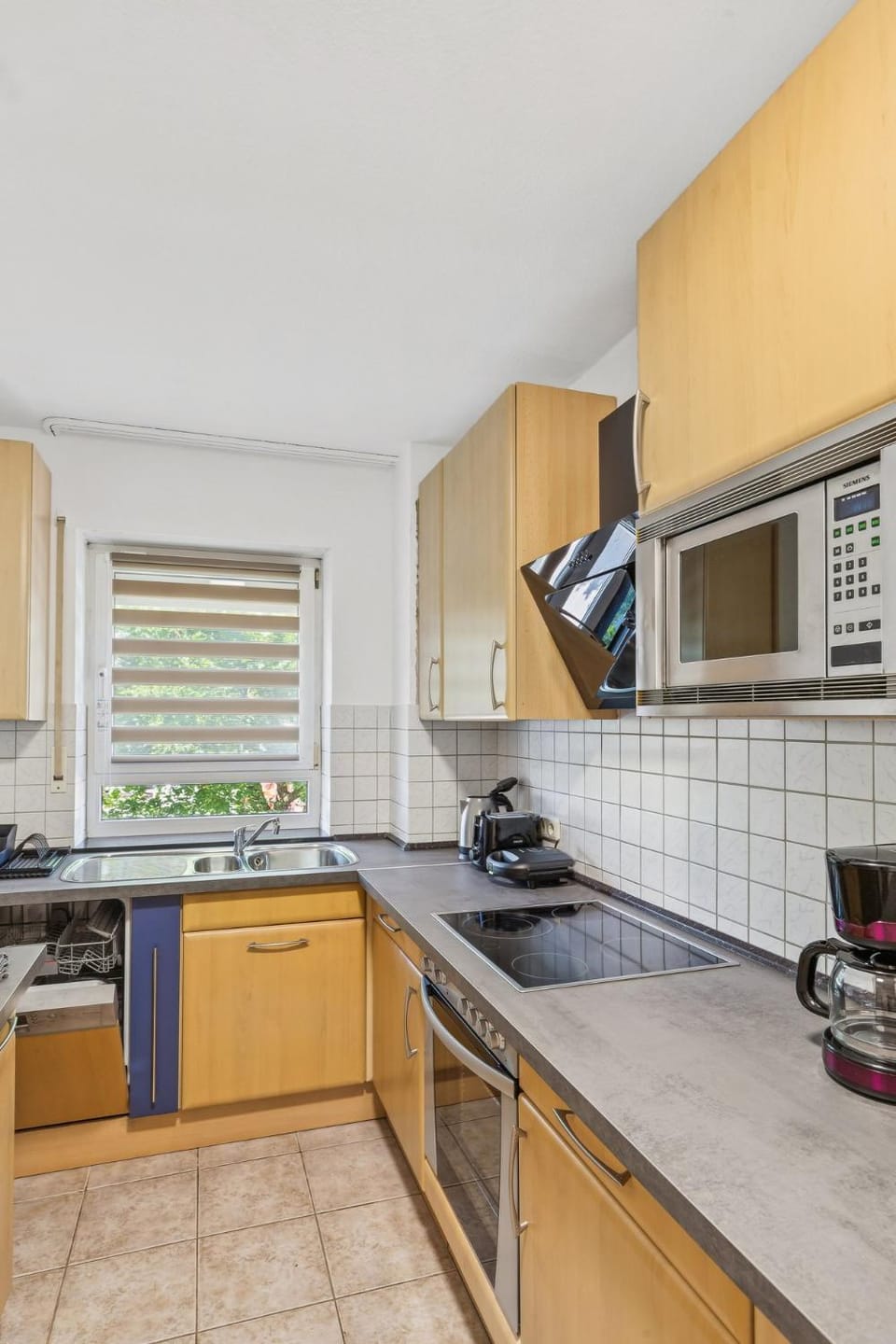 Coffee/tea facilities, Kitchen or kitchenette, dishwasher, microwave, kitchen