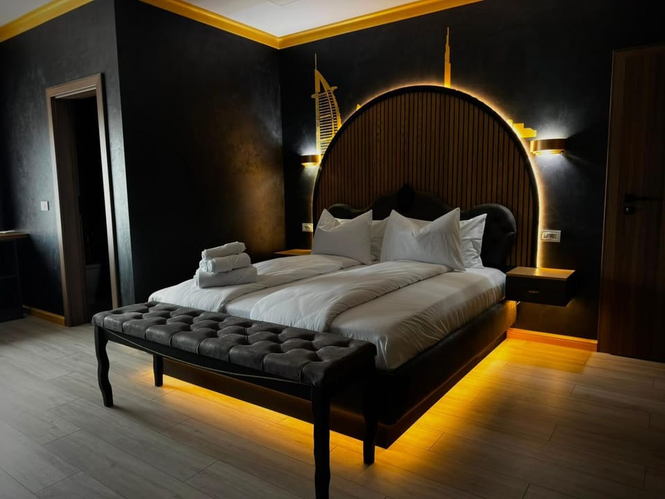 Shower, Bed, Sauna, Bathroom, TV and multimedia, Photo of the whole room, Seating area, Bedroom, bidet, furniture, hair dryier, heating, minibar, wardrobe, air conditioner
