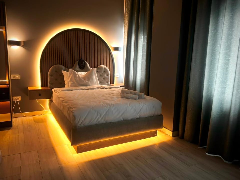 Bed, TV and multimedia, Photo of the whole room, Bedroom, Facility for disabled guests, furniture, heating, internet, minibar, safe, air conditioner