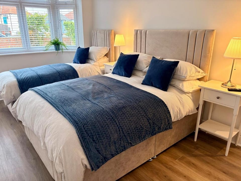 Brand New Sleeps 7 Beach & River only 5 minutes away House in Bournemouth