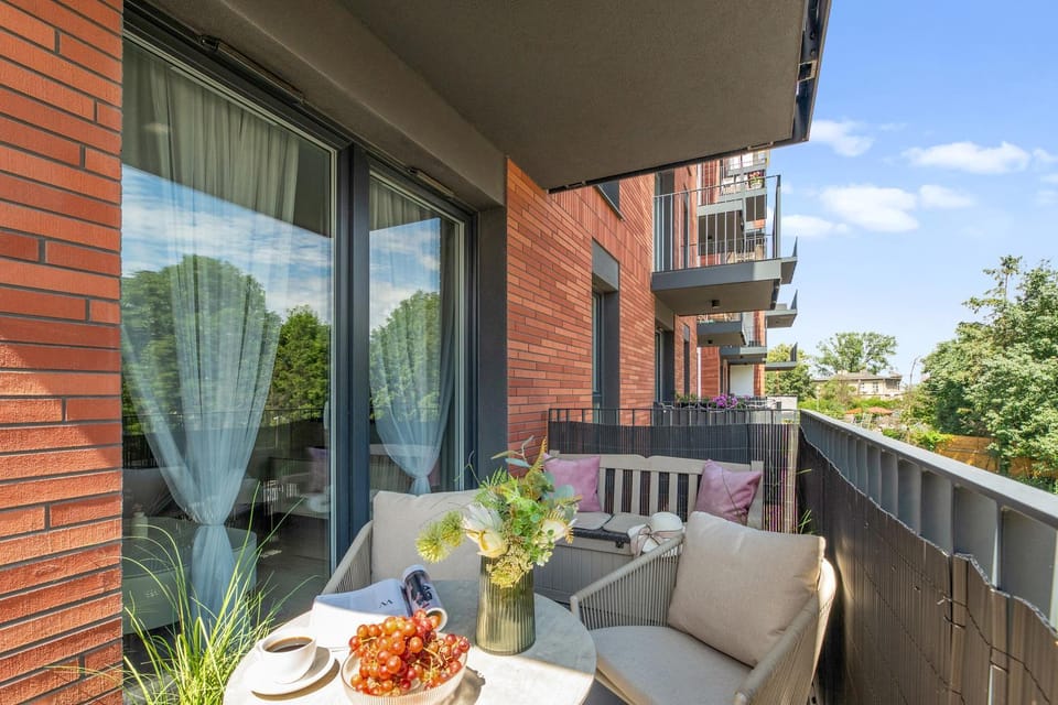 Property building, Day, Balcony/Terrace, Food and drinks, Dining area, Food