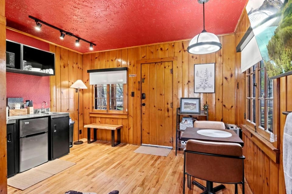 Scenic Woodland Cabins with Modern Comforts Near Garden of the Gods in Colorado Springs, Colorado Cabin in Colorado Springs