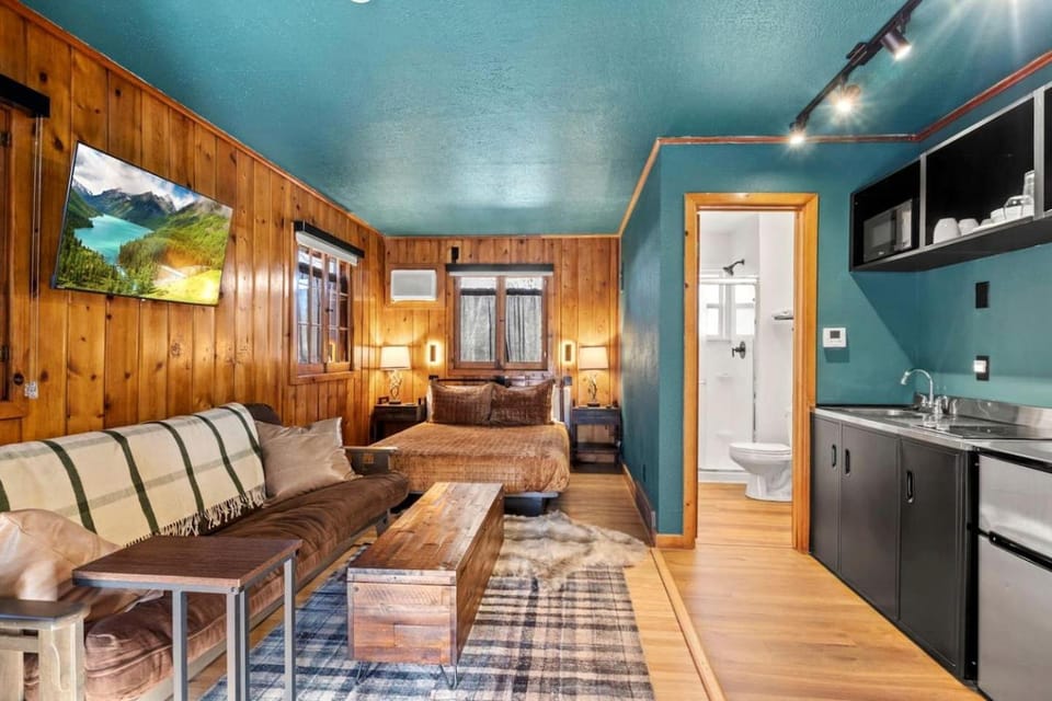 Serene Pet-Friendly Cabins with Spacious Outdoor Areas near Garden of the Gods in Colorado Springs, Colorado Cabin in Colorado Springs