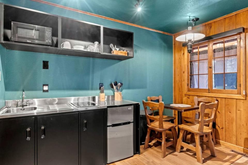 Serene Pet-Friendly Cabins with Spacious Outdoor Areas near Garden of the Gods in Colorado Springs, Colorado Cabin in Colorado Springs