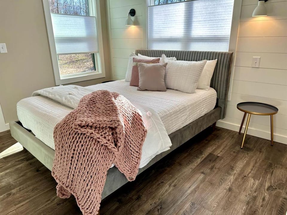 New Mountain Tiny Retreat with Beautiful Deck in Tennessee House in Monteagle
