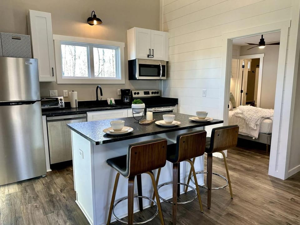 New Mountain Tiny Retreat with Beautiful Deck in Tennessee House in Monteagle