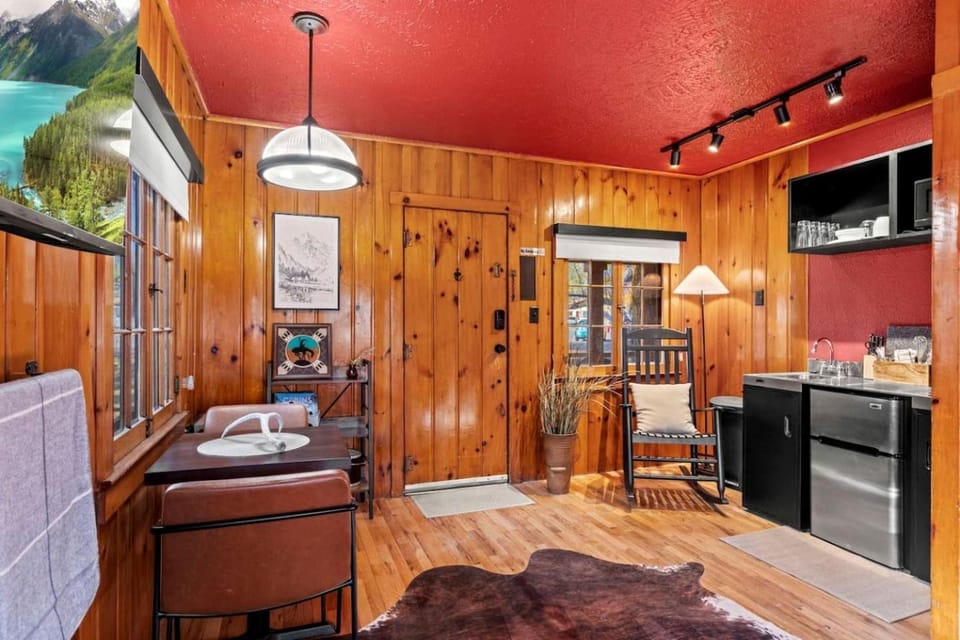 Rustic-Chic Cabins with Scenic Woodland Views Near Garden of the Gods in Colorado Springs, Colorado Cabin in Colorado Springs