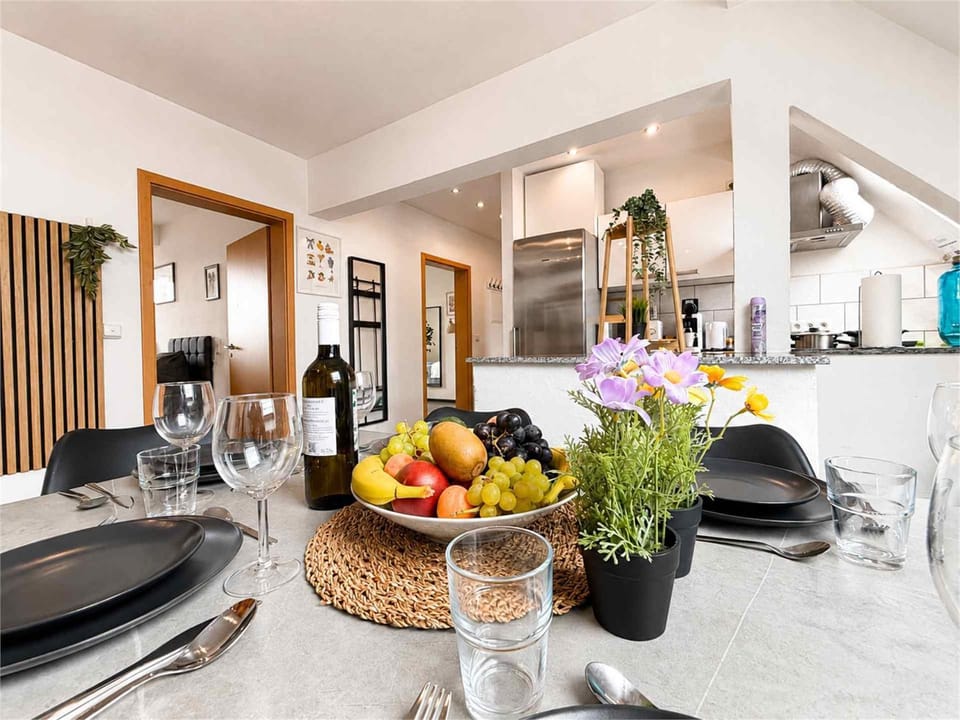 TV and multimedia, Dining area, Food, Lunch, Lunch, Dinner, Dinner, kitchen, kitchen