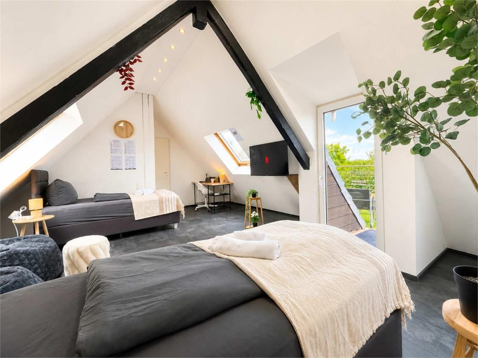 Bed, TV and multimedia, Living room, Bedroom