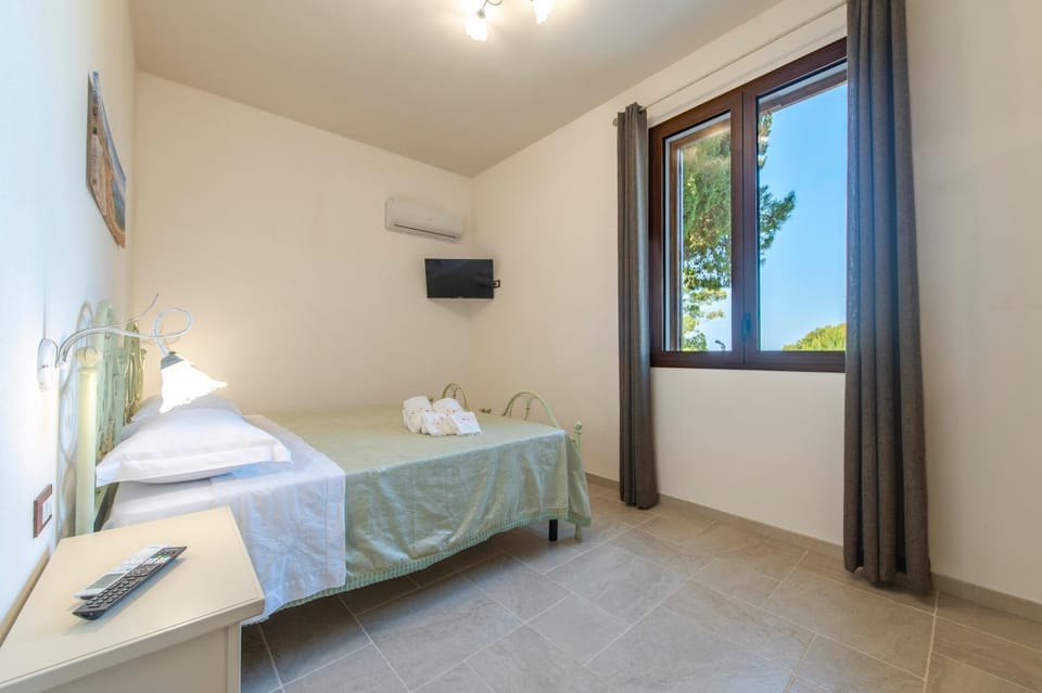 Bed, TV and multimedia, Bedroom, towels, air conditioner