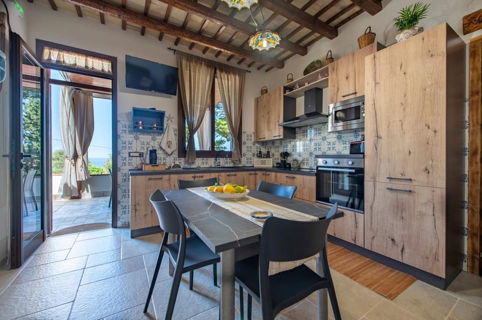 TV and multimedia, Kitchen or kitchenette, Dining area, dishwasher, oven, pet friendly, stove