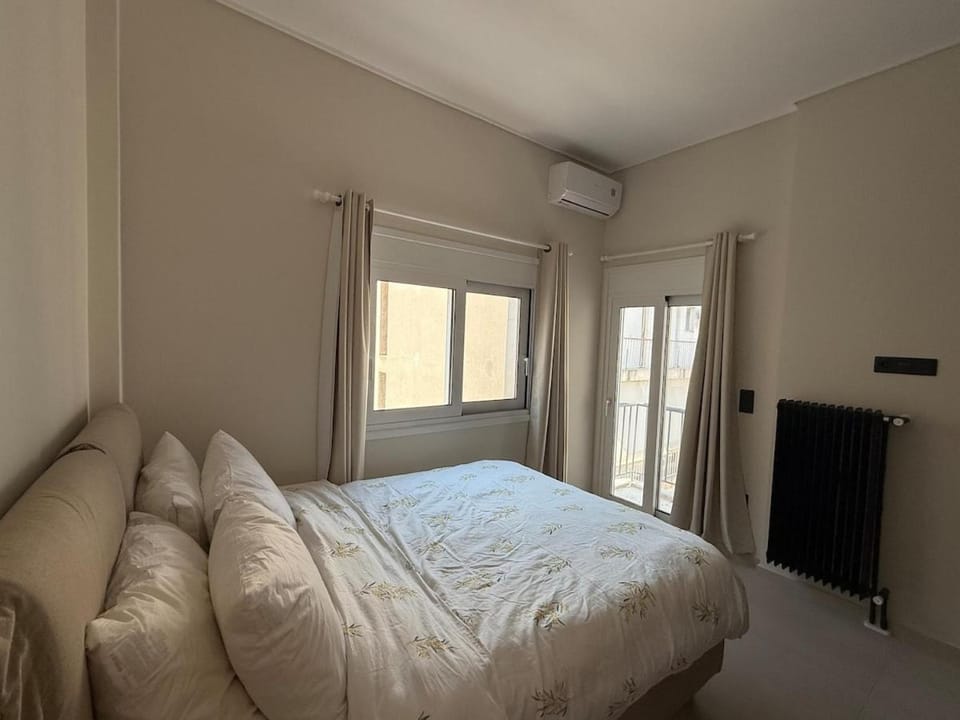 Top Floor Apt - 5 min to Metro, 5 min to Sea Apartment in Pireas