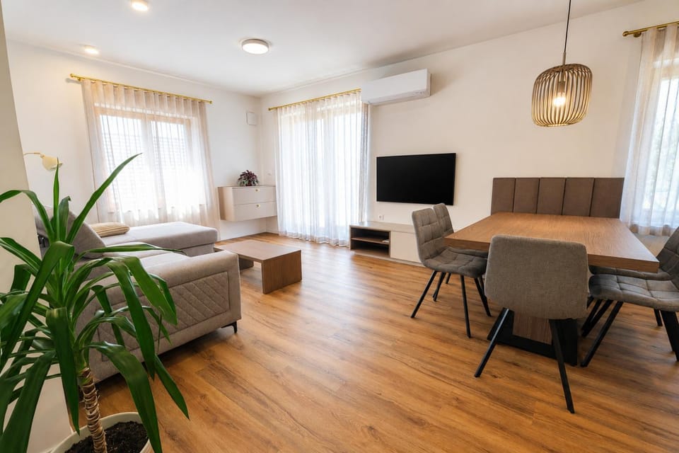 Communal lounge/ TV room, TV and multimedia, Living room, Seating area, Dining area, Evening entertainment, air conditioner