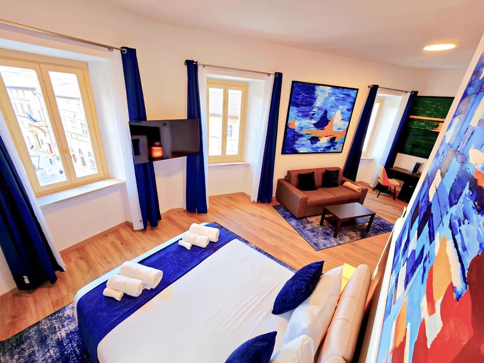Communal lounge/ TV room, Bed, TV and multimedia, Living room, Photo of the whole room, Decorative detail, Seating area, Evening entertainment, Bedroom, minibar