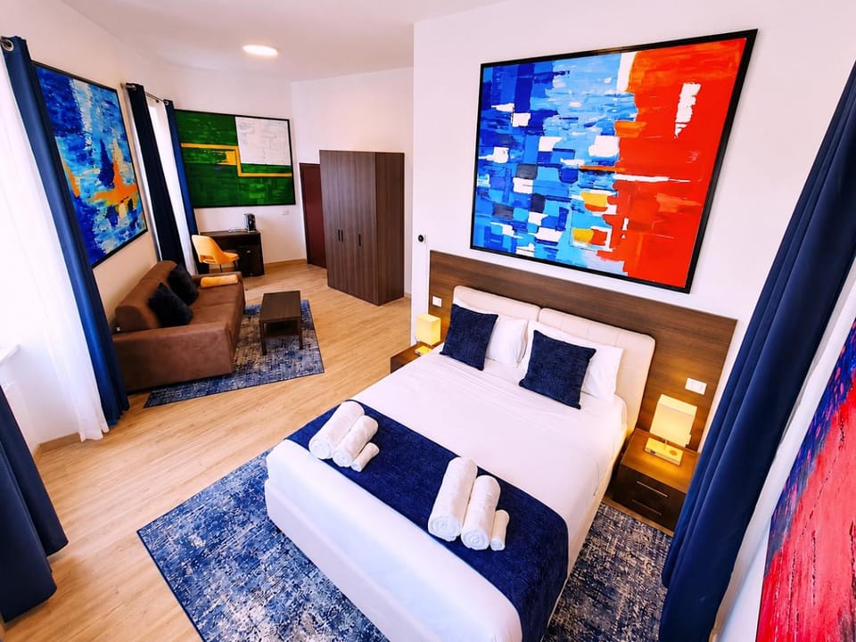 Bed, TV and multimedia, Living room, Photo of the whole room, Decorative detail, Seating area, Evening entertainment, Bedroom, locker, minibar