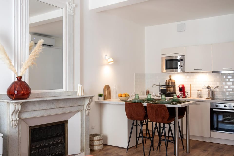 Kitchen or kitchenette, Dining area, oven, stove