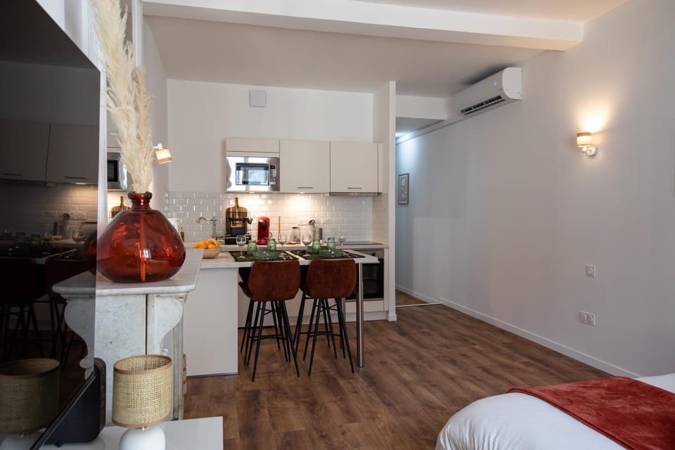 Kitchen or kitchenette, Dining area, oven, stove