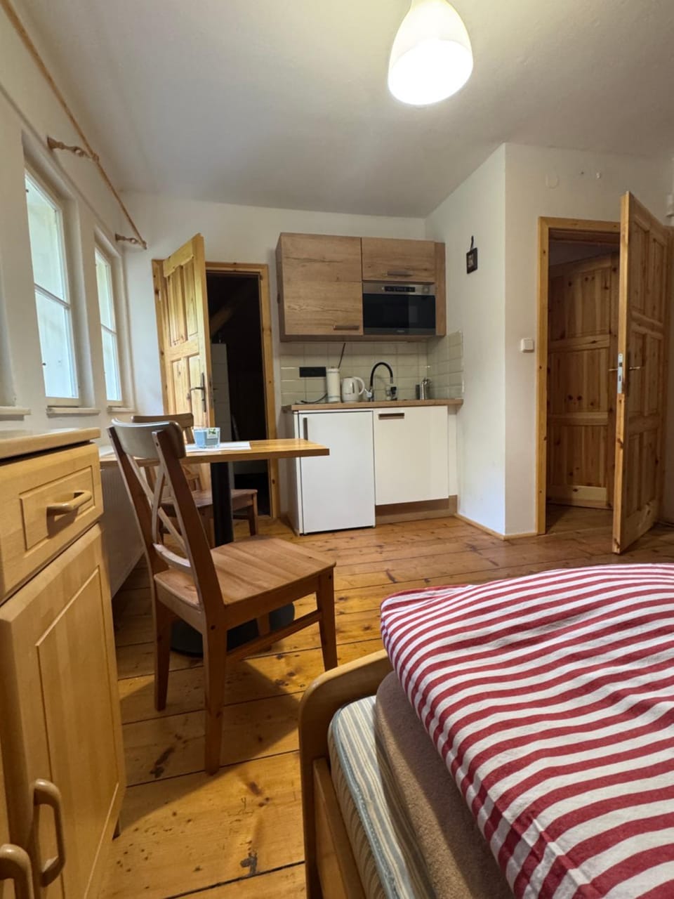 Kitchen or kitchenette, Living room, Seating area, Dining area, Bedroom