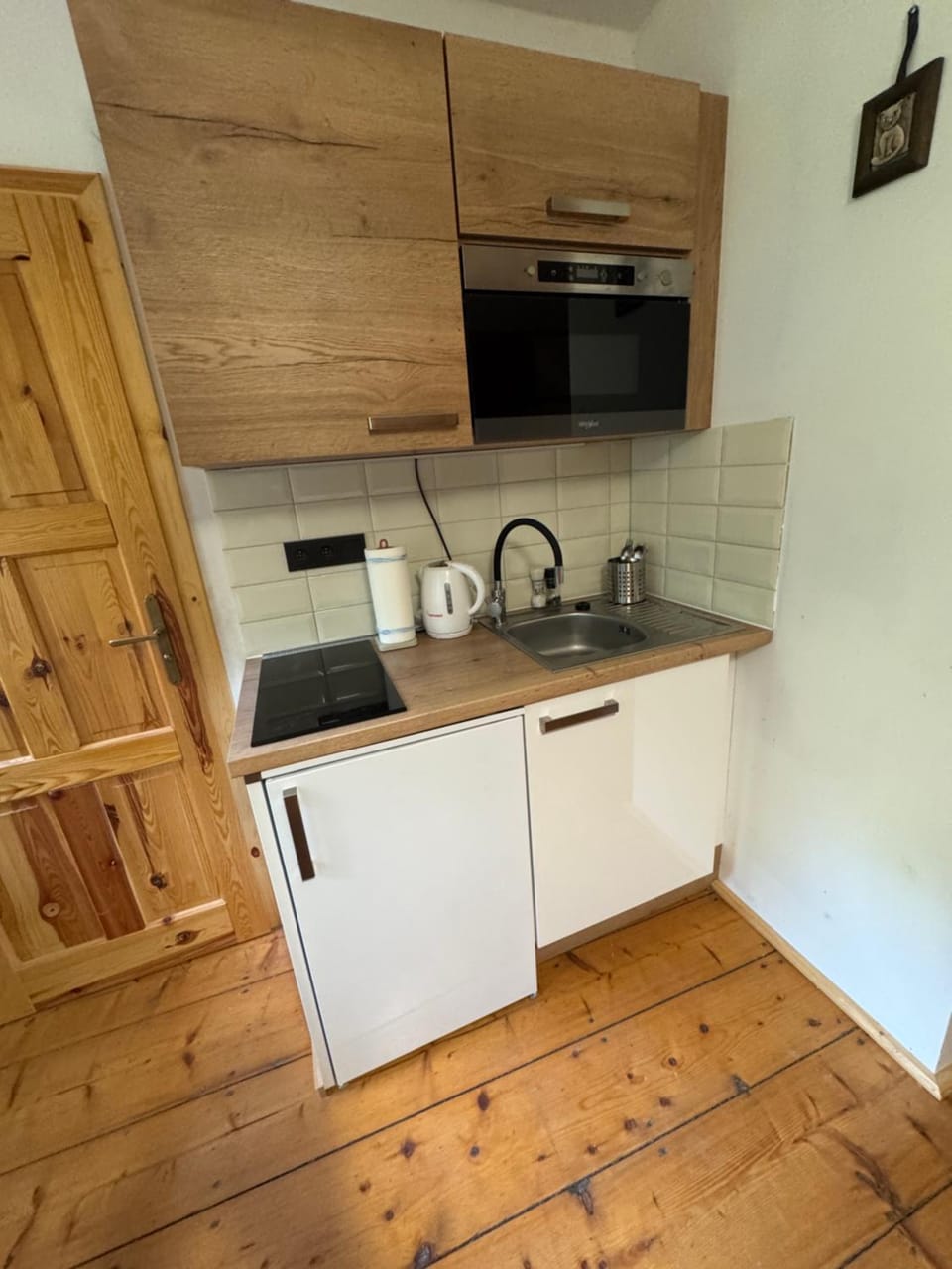 Coffee/tea facilities, Kitchen or kitchenette, stove