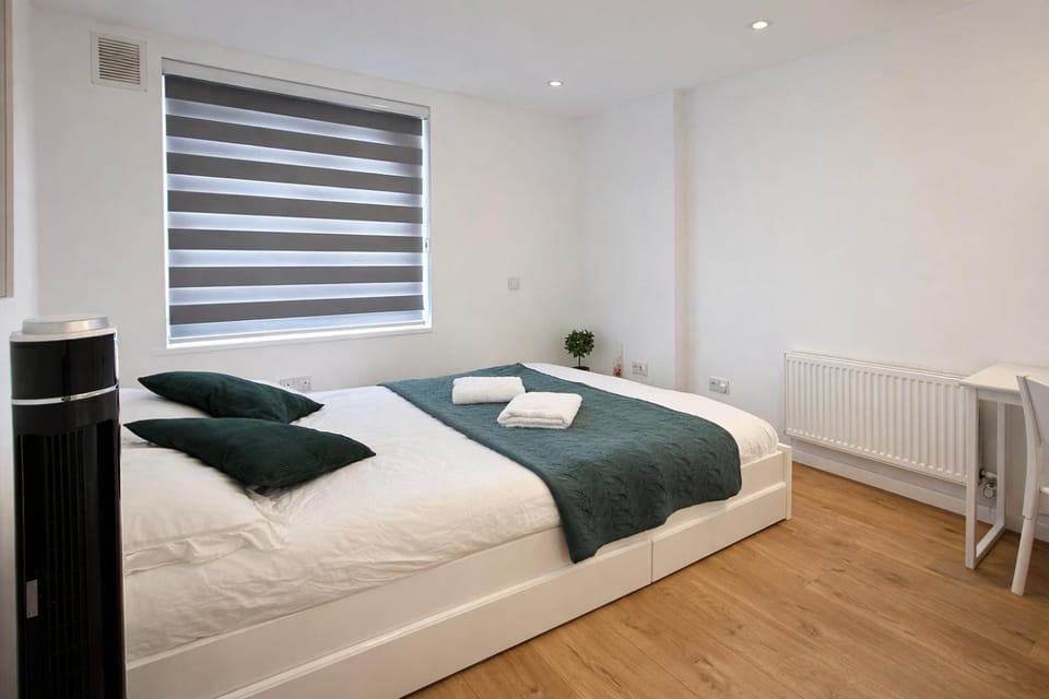 Bed, Photo of the whole room, Seating area, Bedroom, heating, towels
