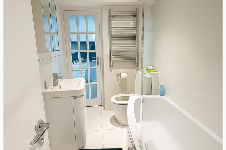 Toilet, Bathroom, Bath, towels, acessibility