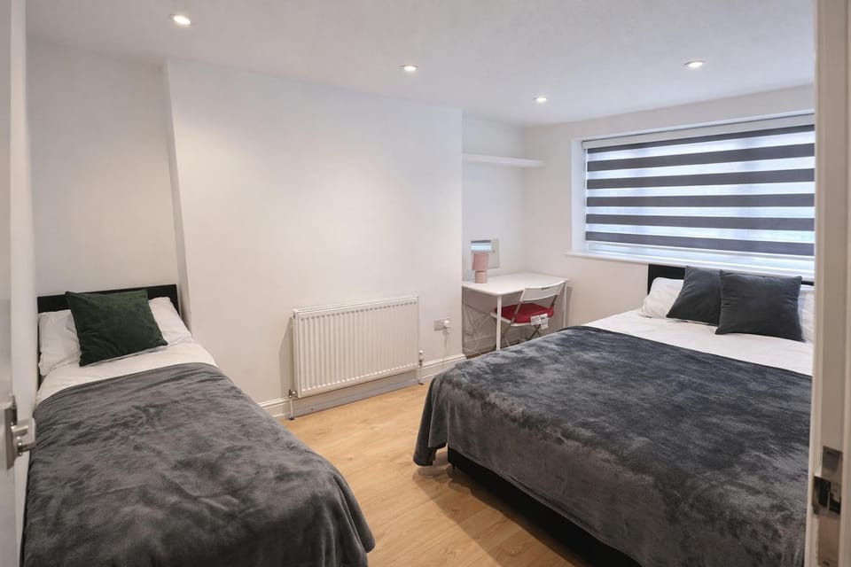 Bed, Photo of the whole room, Seating area, Bedroom, heating