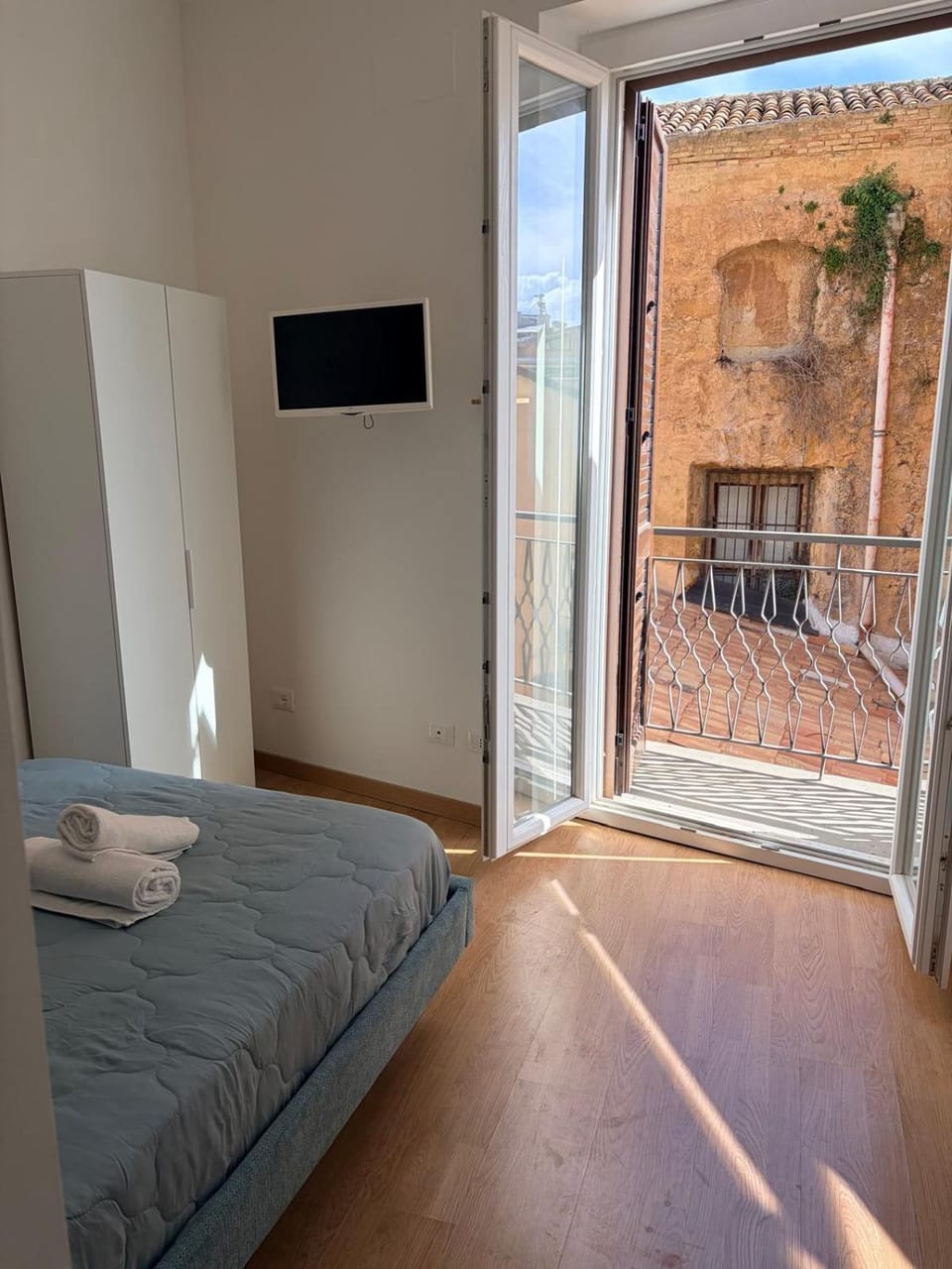 Bed, View (from property/room), Balcony/Terrace, Photo of the whole room, Bedroom, towels