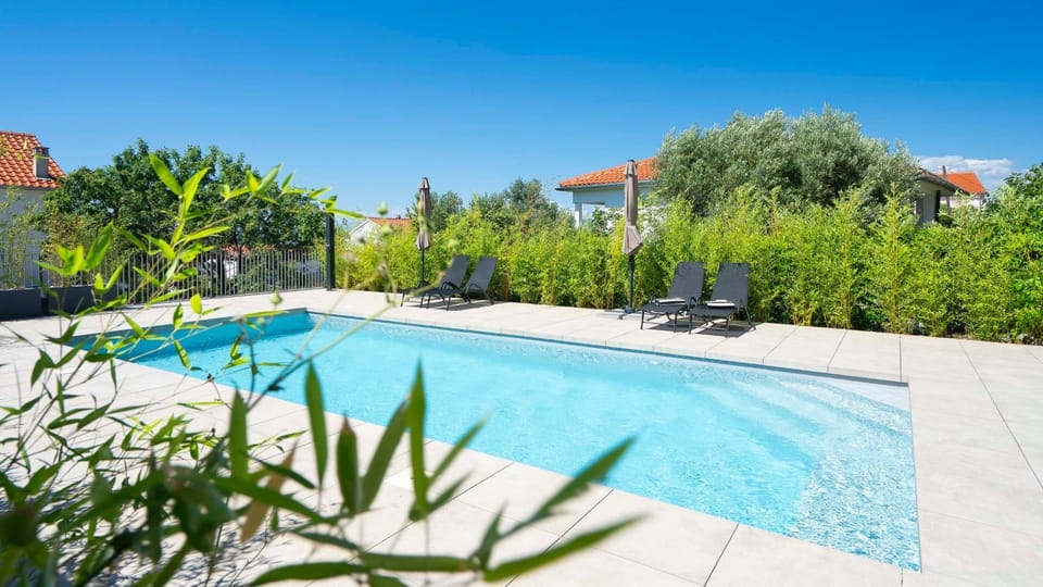 Shower, Swimming pool, sunbed, towels